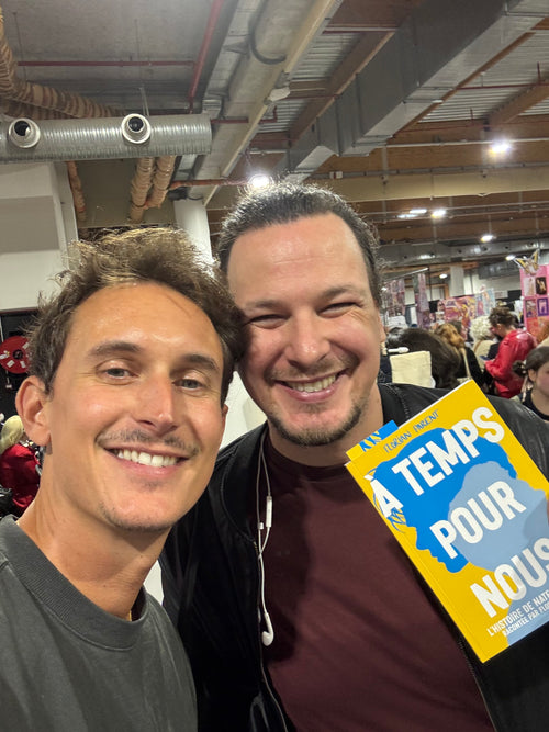 Florian Parent avec un lecteur en dédicace
