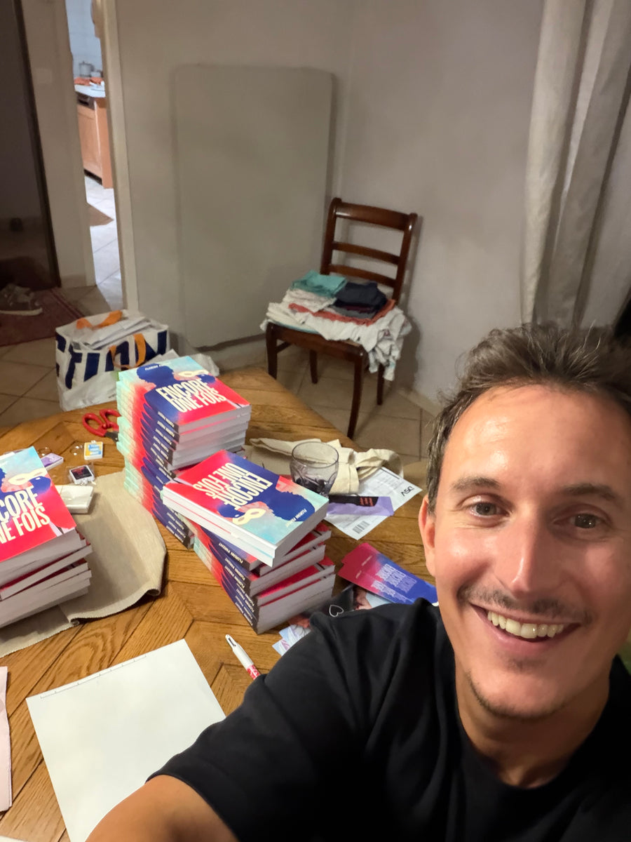 Florian Parent et les piles d'Encore une fois à expédier