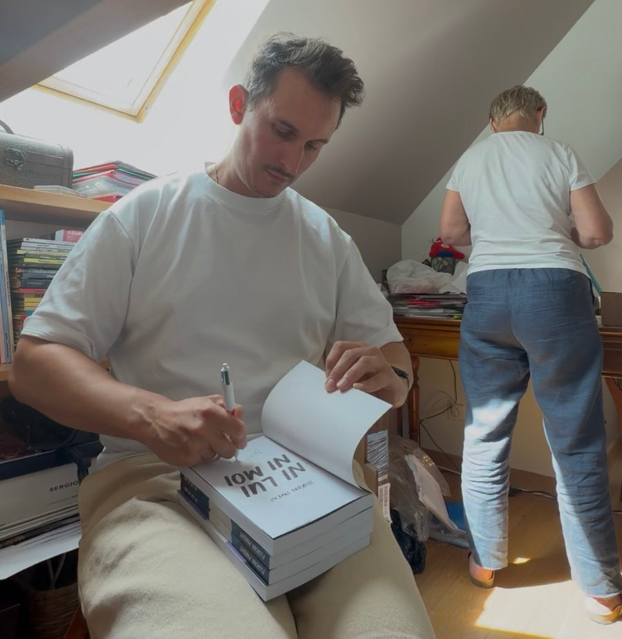 Florian Parent signe Ni lui ni moi pendant que les commandes se préparent